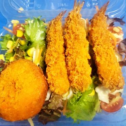 สลัดกุ้งเทมปุระทอดราดซอสครีมสลัด
