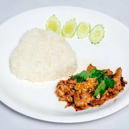 ข้าวราดกระเทียมพริกไทย