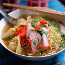 ก๋วยเตี๋ยวบะหมี่ข้าวหมูแดงหมูกรอบหน้าหอกิตติวรรณ