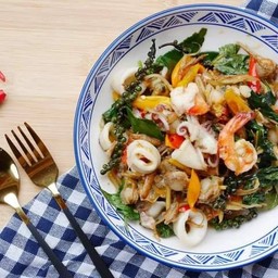 ผัดฉ่าร่วมมิตรทะเลราดข้าวรสเด็ด