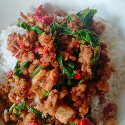 ข้าวผัดไก่ชิ้นใส่ไข่
