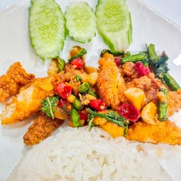 ข้าวกระเพราไก่กรอบ