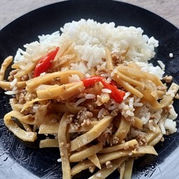 หน่อไม้ผัดเนื้อสับ + ข้าวสวย