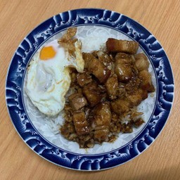 ข้าวหมูกรอบผัดกระเทียม ตาฟลุ๊ค