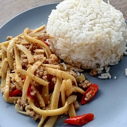 หน่อไม้ผัดไก่สับ + ข้าวสวย