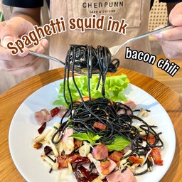 สปาเก็ตตี้เส้นหมึกดำเบค่อนผัดพริกแห้ง