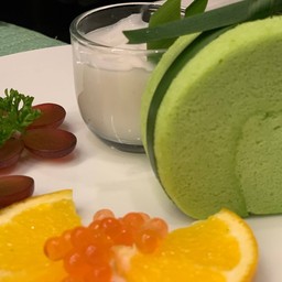 เค้กโรลใบเตย(ไร้สารเสริม) เสริฟพร้อมครีมมะพร้าวอ่อน