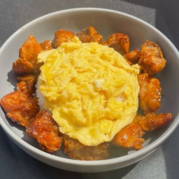 ข้าวไก่ทอดซอสเกาหลี+ไข่ข้น