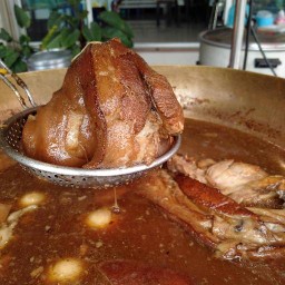 ข้าวขาหมู ก๋วยเตี๋ยวไก่ตุ๋น หม้อทองเหลืองโบราณ
