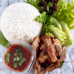 แสนดีข้าวหมูย่าง อาหารตามสั่ง ยางเนิ้ง