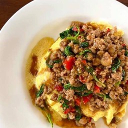 ข้าวไข่ข้นกะเพราหมูสับ