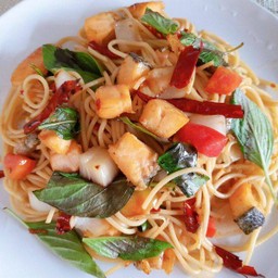 สปาเก็ตตี้แซลม่อนพริกแห้ง