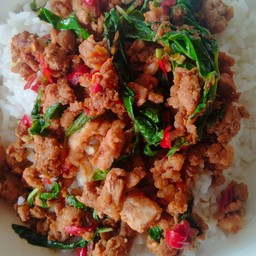 กระเพราไก่ชิ้นราดข้าว