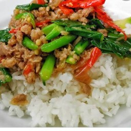 คะน้าผัดหมูสับราดข้าว