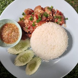 ข้าวหมูกรอบผัดพริกเกลือ