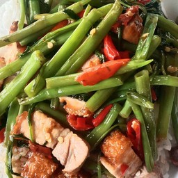 ผัดผักบุ้งไฟแดงหมูกรอบ