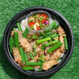 ข้าวหมูสามชั้นผัดดอกหอม