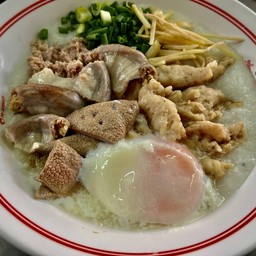 โจ๊กหมูเครื่องในไข่ลวก
