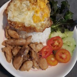 ไก่กระเทียมราดข้าว(ไม่มี ไข่)