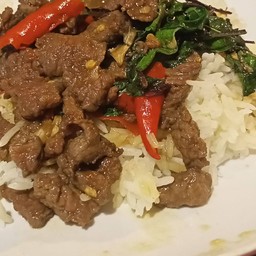 กะเพราราดข้าว  เลือกเนื้อสัตว์ได้1-2อย่าง