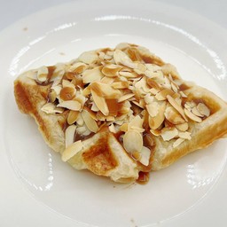 ครอฟเฟิลคาราเมลอัลมอนด์ Caramel Almond Croffle