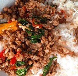 กระเพราหมูสับราดข้าว