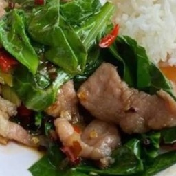 แขนงผัดหมูชิ้นราดข้าว
