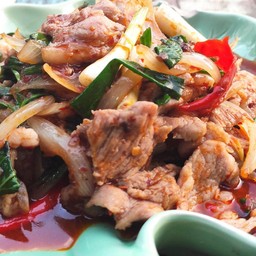 ผัดพริกแกง ราดข้าว  เลือกเนื้อสัตว์ได้1-2อย่าง