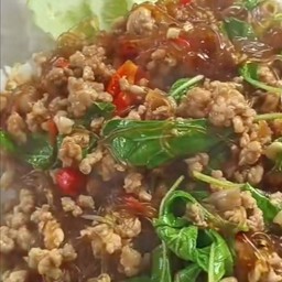 ข้าวกะเพราวุ้นเส้นหมูสับพริกแห้ง