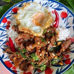 ข้าวราดผัดกะเพราเนื้อ+ไข่ดาว