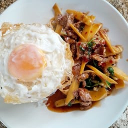 กระเพาเนื้อหน่อไม้ราดข้าว