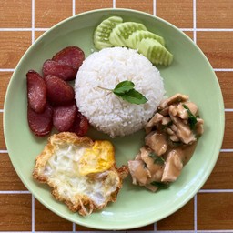 ข้าวหน้าไก่ พร้อมไข่ดาว และกุนเชียง