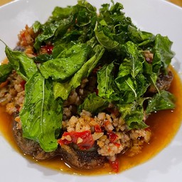 ไข่เยี่ยวม้ากะเพรากรอบ กับข้าว