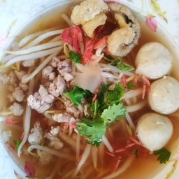 ก๋วยเตี๋ยวลูกชิ้นหมู ไก่ตุ๋น