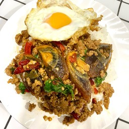 ข้าวกะเพราไข่เยี่ยวม้าหมูสับ