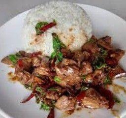 กระเพราเครื่องในไก่ราดข้าว