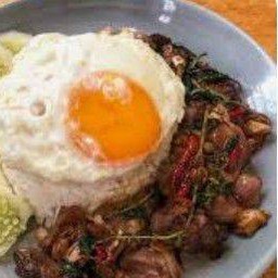 กระเพราเครื่องในไก่ราดข้าว + ไข่ดาว