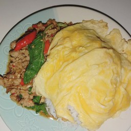 ข้าวกะเพราหมูสับหน้าไข่เจียว