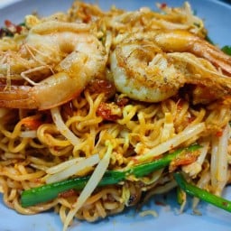 ผัดไทโบราณมาม่ากุ้งสด