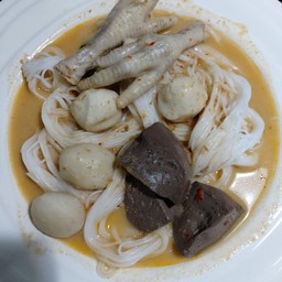 ขนมจีนน้ำยากะทิลูกชิ้นปลา (มีผักแนม)