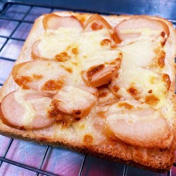 ขนมปังหน้าพิซซ่า มิกซ์ซอสเซจ ชีสล้น