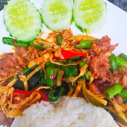 ข้าวผัดพริกแกงหน่อไม้เนื้อ