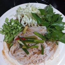 ขนมจีนน้ำยาป่าลูกชิ้นปลา (มีผักแนม) เผ็ดนะคะ