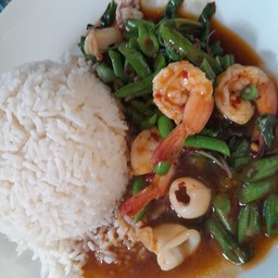 กระเพราทะเลราดข้าว