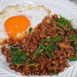 กะเพราหมูสับราดข้าว+ไข่ดาว
