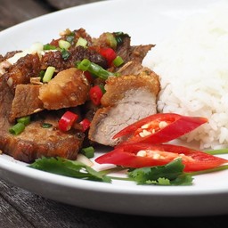 ข้าวหมูกรอบคั่วพริกเกลือ