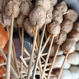 ลูกชิ้นยืนกินหน้าสถานีรถไฟ -