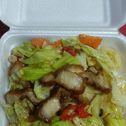 ผัดกระหล่ำใส่หมูกรอบราดข้าว