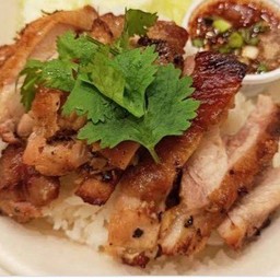 ข้าวหน้าหมูย่างน้ำจิ้มแจ่ว