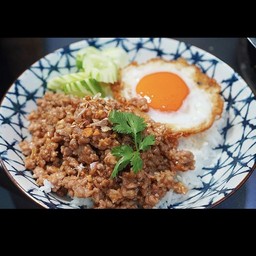 หมูสับกระเทียมราดข้าว +ไข่ดาว